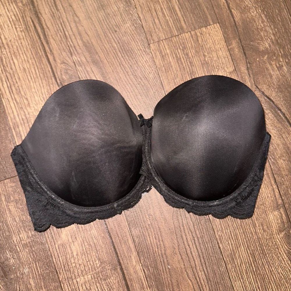 Victoria’s Secret black lace strapless 36DDD bra